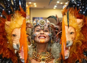 Foto: Luis Batista Fotografia Apresentação do Carnaval de Joaçaba/SC durante a Expo Turismo Paraná 2026, realizada no dia 7 de maio, no Viasoft Experience, em Curitiba.