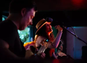 No último ano, a cantora e compositora Letícia Sabatella fez parte da programação - Cred Paola Koenig