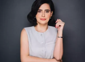 A fisiatra Angélle Jácomo explica o que é Síndrome de Ehlers-Danlos (SED) e Síndrome da Taquicardia Postural Ortostática (Crédito da foto: Clínica CEHD)