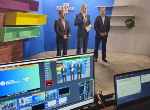 Transmissão on-line contou as presenças de Vitor Tioqueta, diretor-superintendente do Sebrae/PR; César Rissete, diretor-técnico e Luiz Marcelo Padilha, gerente da Unidade de Ambiente de Negócios. Foto: Divulgação.