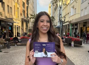 Vereadora Camilla Gonda distribui prestação de contas do mandato