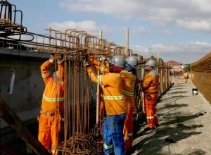 As vigas são construídas próximas da obra
foto valquir pimentel-secom