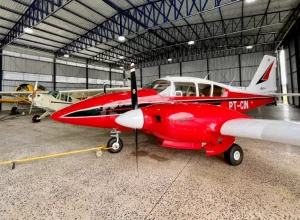 Aeronaves executivas em hangar do Aeroporto de Bacacheri Rodrigo Zanotto