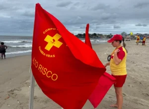 bombeiro-bandeira-vermelha-na-praia