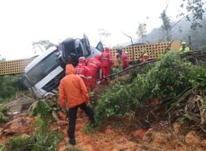 br 376 barreiras foto defesa civil