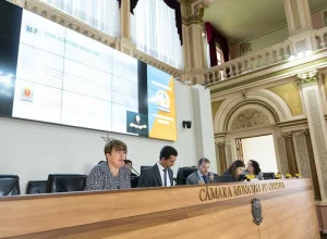 Presidente e técnicos do Imap apresentaram relatório de metas do PPA 2022-2025 na CMC. (Foto: Carlos Costa/CMC)