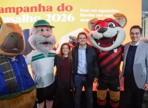 campanha do agasalho prefeito e mascotes
