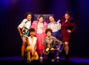 Com estética colorida e inspirada nos anos 60 e 70, “Brio Breu” da Sol-Te companhia aborda diversidade racial e inclusão no palco. Foto: Matteo Gualda