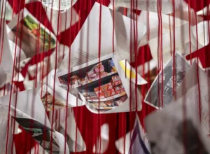 Chiharu Shiota na 16ª Bienal Internacional de Curitiba