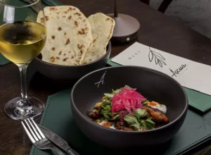 Frango tandoori com cous cous e coalhada. Foto: Divulgação