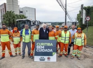 Prefeito Rafael Greca acompanhado do o secretário de Obras, Rodrigo Rodrigues e do vereador Mauro Ignácio, vistoria as obras de reciclagem de pavimentação na Rua Antônio Costa no bairro Vista Alegre. Curitiba, 23/10/2023. Foto: Ricardo Marajó/SMCS