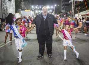 greca com crianças na avenida
