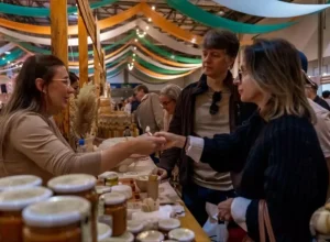 Expositora oferece amostras para visitantes do Festival Nacional do Queijo, em 2025. Este ano, o evento ocorre de 23 a 26 de julho, na Vila Germânica, em Blumenau. Foto: divulgação Festival Nacional do Queijo.