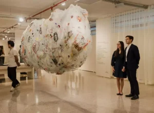 Claudia Lara, em Estratos Cúmulos (2020), integra a exposição “Poéticas Paranaenses – Mulheres do MAC no MAB”, em cartaz no Museu de Arte de Brasília até 10 de setembro. Foto: Fernanda Coutinho