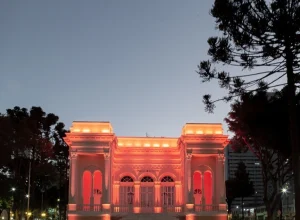 Palácio Rio Branco iluminado na edição de 2020 do Maio Laranja. (Foto: Carlos Costa/CMC)