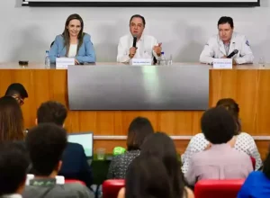 Da esquerda para direita: infectologista Ana Helena Germoglioe; cardiologista Roberto Kalil Filho, médico de Lula; e cirurgião Giancarlo Polesello, responsável pela operação (foto: EVARISTO SÁ/AFP)