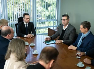 Secretários Luiz Fernando Jamur e Cristiano Hotz entregaram projeto da LDO 2024 à CMC. (Fotos: Rodrigo Fonseca/CMC)