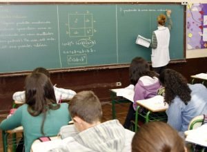 professor na sala de aula