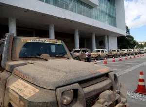 rallye-jeeps-em-frente-ao-palácio