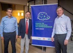 O diretor de Administração e Finanças do Sebrae/PR, José Gava Neto,o presidente do Sigep, Marcos Dybas da Natividade e o diretor de Operações do Sebrae/PR, César Reinaldo Rissete durante a inauguração do PA (Crédito: Inova Fotografia)