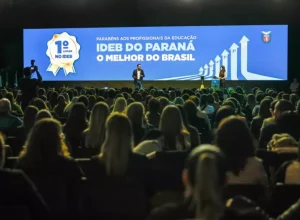 Seminário em Foz do Iguaçu reúne mais de mil profissionais da educação para fortalecer a alfabetização nos municípios
