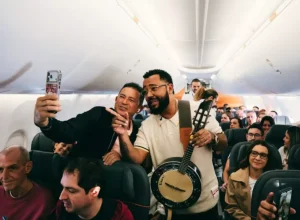 Brahma e GOL inovam e elevam hospitalidade a bordo com serviço de chopp inédito