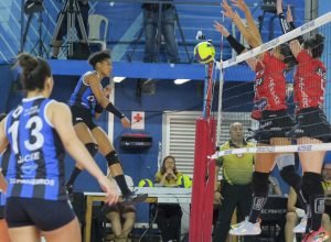 A ponteira Karen é bloqueada durante ataque na partida. Foto: Daniel Vorley/ECP