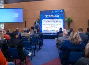 Primeira edição foi realizada em 2023. Na foto diretor-técnico do Sebrae/PR, César Rissete, fala na abertura do evento. Foto: Inove.