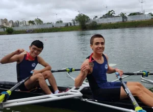 Gabriel Okimura (à esq) e Teo Annenberg com a medalha de ouro. Foto: Divulgação/ECP.
