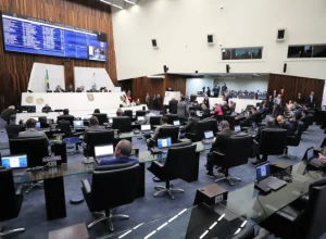 Ainda na sessão desta segunda-feira (16), os parlamentares apreciaram uma pauta composta por 12 itens.. Créditos: Valdir Amaral/Alep